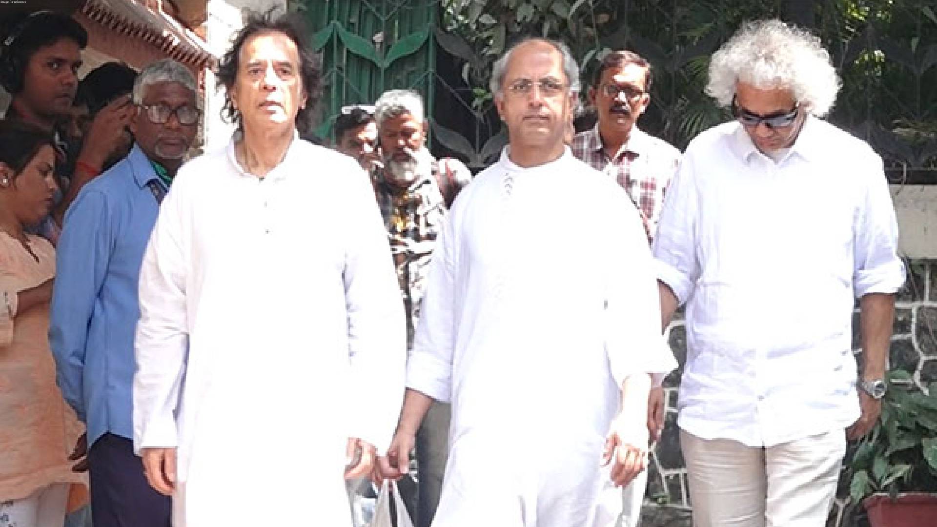 Pankaj Udhas funeral: Zakir Hussain, Shankar Mahadevan pay last respects to legendary singer